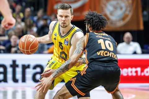 Alba-Spielmacher Martin Hermannsson (l) sieht sein Team gegen Bamberg als Außenseiter. Foto: Andreas Gora/dpa