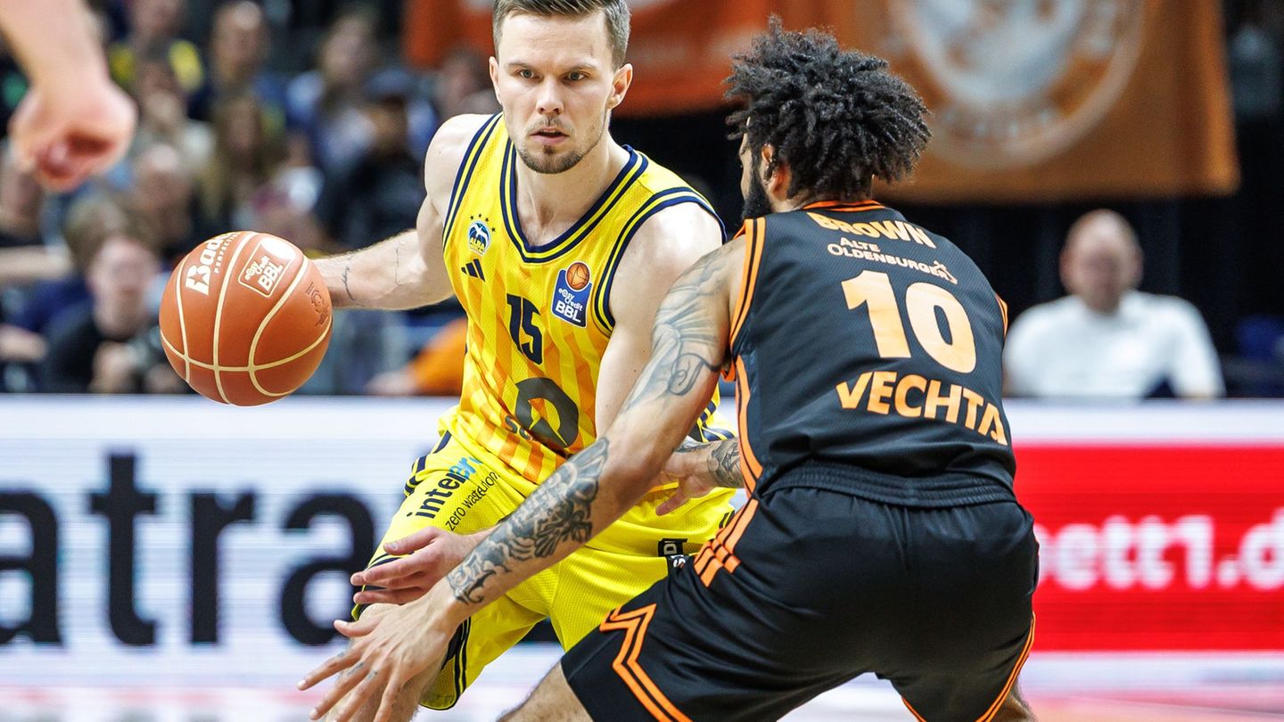 Alba-Spielmacher Martin Hermannsson (l) sieht sein Team gegen Bamberg als Außenseiter. Foto: Andreas Gora/dpa
