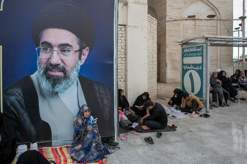 Im Schatten des Ajatollah: Gläubige sitzen in der Stadt Qom unter einem Poster des neuen Obersten Führers der Islamischen Republik Iran, Modschtaba Khamenei. Seit er im März die Nachfolge seines von Israel ermordeten Vaters antrat, ist der 56-Jährige nie öffentlich in Erscheinung getreten