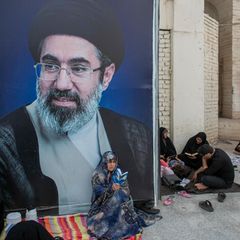 Im Schatten des Ajatollah: Gläubige sitzen in der Stadt Qom unter einem Poster des neuen Obersten Führers der Islamischen Republik Iran, Modschtaba Khamenei. Seit er im März die Nachfolge seines von Israel ermordeten Vaters antrat, ist der 56-Jährige nie öffentlich in Erscheinung getreten