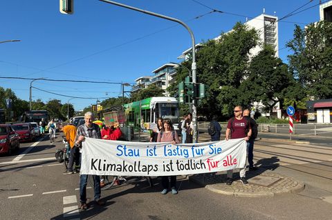 Aktivisten der Klimaschutzbewegung Extinction Rebellion haben mit einer Straßenblockade in Dresden erneut für eine Verkehrswende