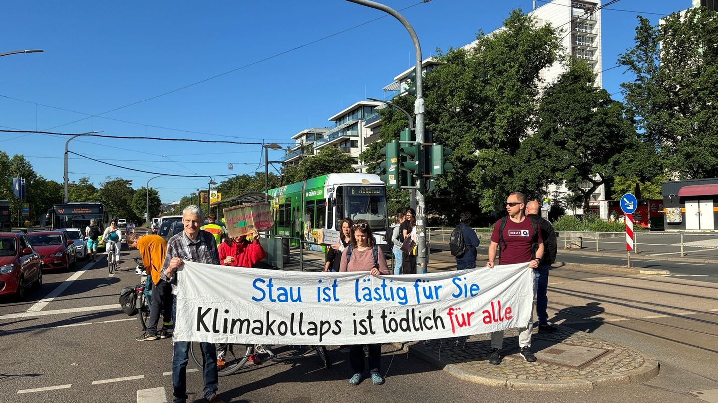 Aktivisten der Klimaschutzbewegung Extinction Rebellion haben mit einer Straßenblockade in Dresden erneut für eine Verkehrswende