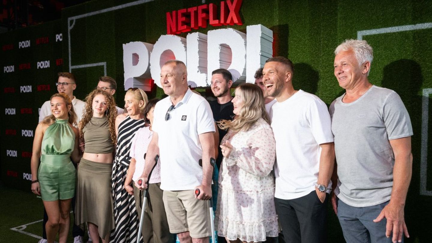 Lukas Podolski (2.v.r.) feierte unter anderem mit Vater Waldemar Podolski (mit Krücken) seine Doku-Premiere.