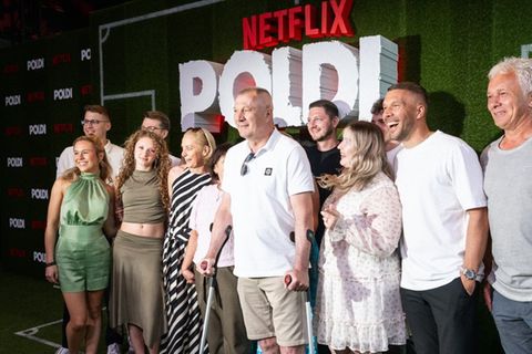 Lukas Podolski (2.v.r.) feierte unter anderem mit Vater Waldemar Podolski (mit Krücken) seine Doku-Premiere.
