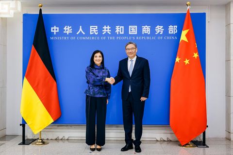 Katherina Reiche und Wang Wentao begrüßen sich