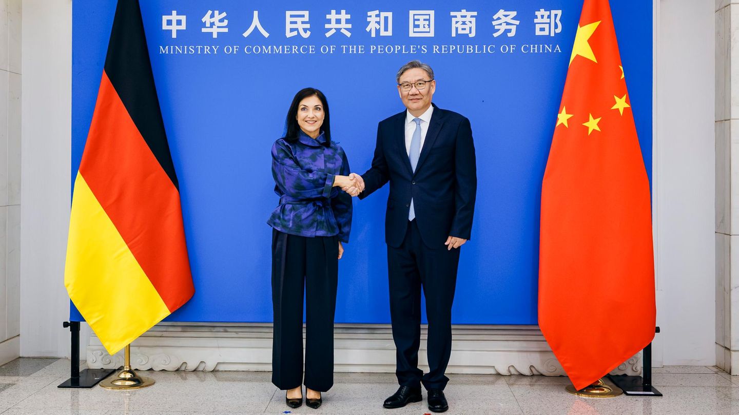 Katherina Reiche und Wang Wentao begrüßen sich