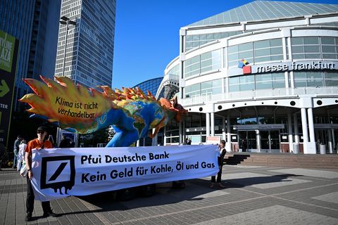 Die Hauptversammlung der Deutschen Bank in Frankfurt wurde von Protesten begleitet. Foto: Florian Wiegand/dpa