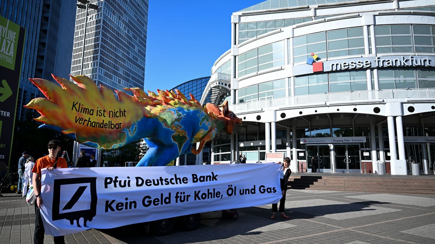 Die Hauptversammlung der Deutschen Bank in Frankfurt wurde von Protesten begleitet. Foto: Florian Wiegand/dpa