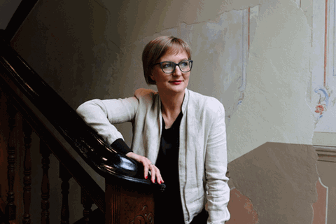 Franziska Brantner lehnt an ein Treppengeländer