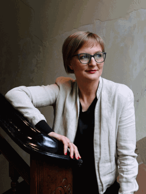 Franziska Brantner lehnt an ein Treppengeländer