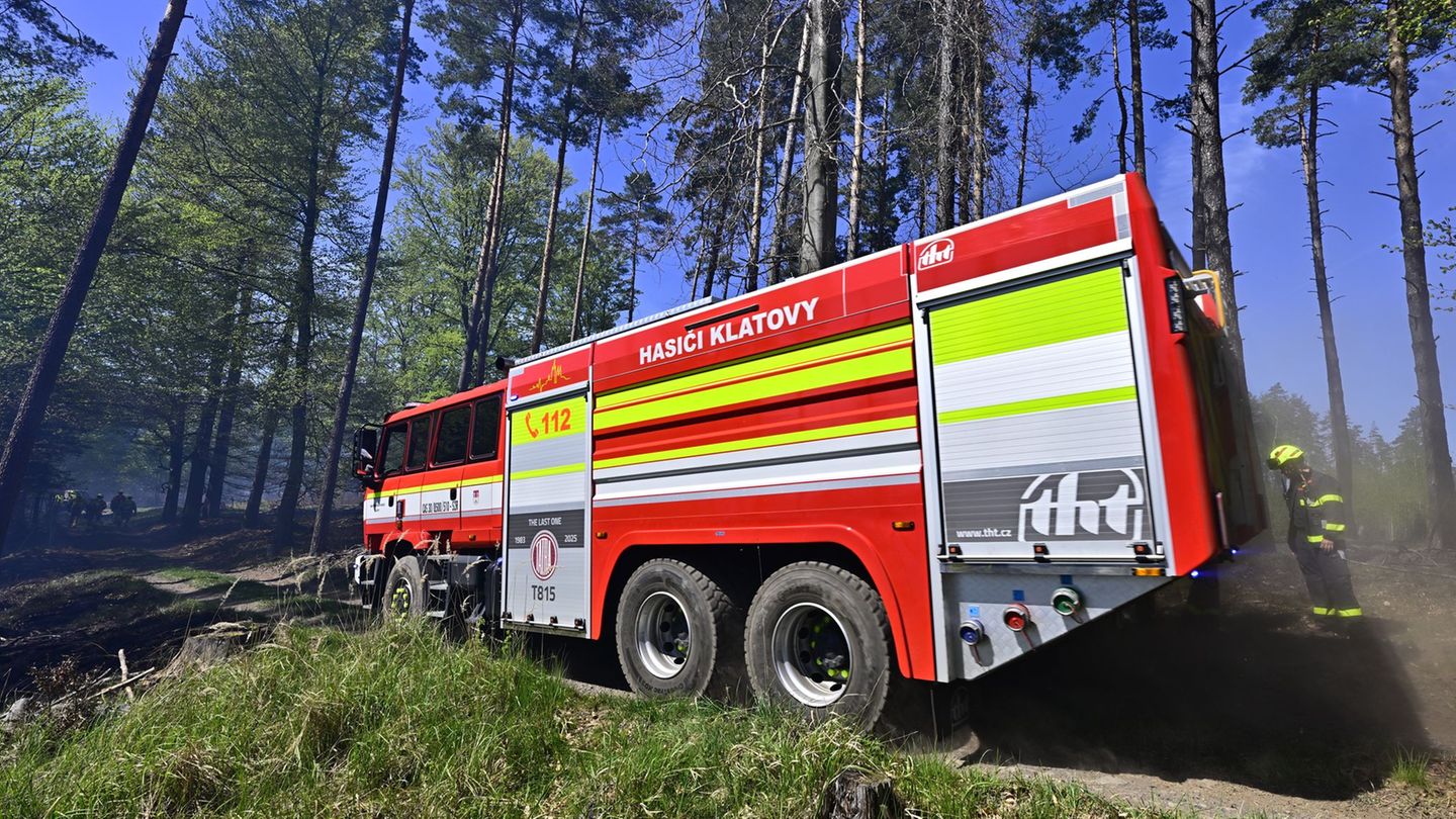 Ein Feuerwehrauto steht in einem Waldgebiet im Nationalpark Böhmische Schweiz. Foto: Hájek Ondøej/CTK/dpa