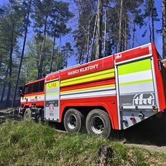 Ein Feuerwehrauto steht in einem Waldgebiet im Nationalpark Böhmische Schweiz. Foto: Hájek Ondøej/CTK/dpa