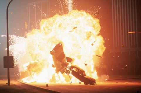 Symbolfoto Trump: Explosion zweier Autos mit Feuerball