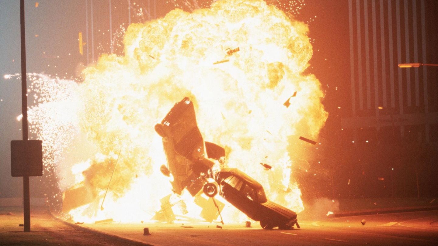 Symbolfoto Trump: Explosion zweier Autos mit Feuerball