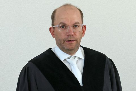 Richter Holger Schütt steht in Robe im Landgericht Rostock