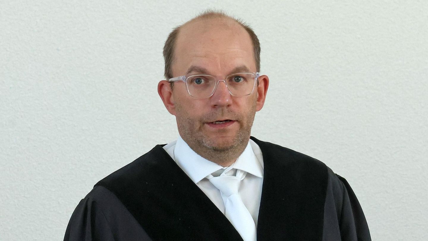 Richter Holger Schütt steht in Robe im Landgericht Rostock