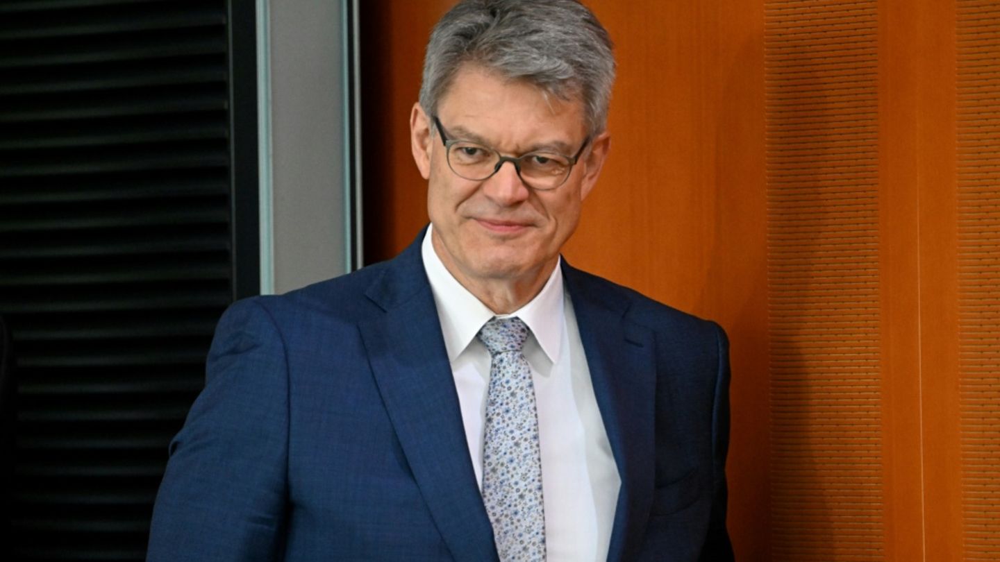 Patrick Schnieder bei einer Kabinettssitzung im Mai
