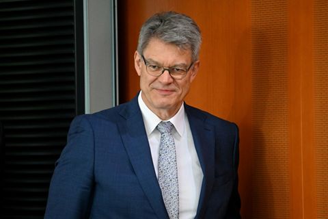 Patrick Schnieder bei einer Kabinettssitzung im Mai