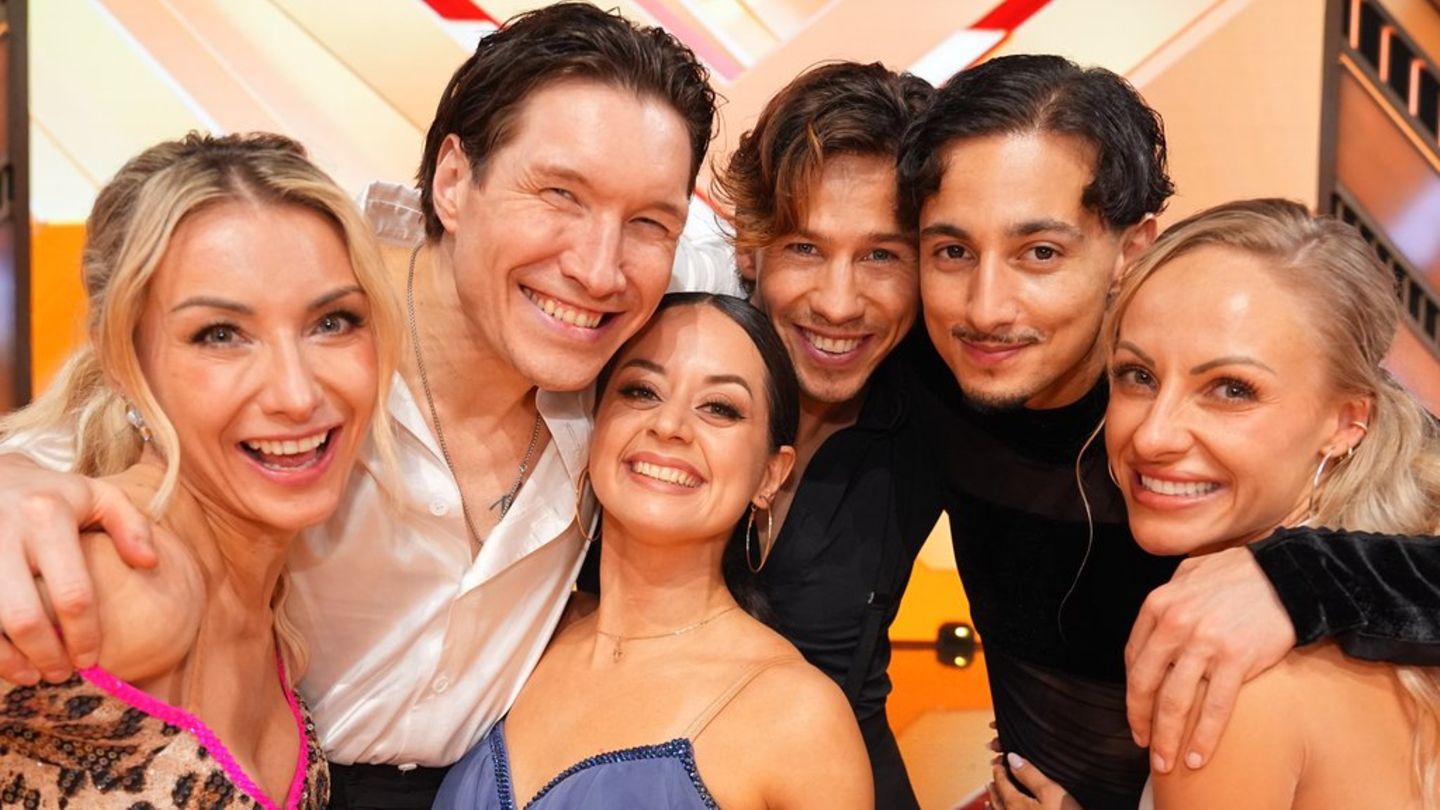 Anna-Carina Woitschack (li.), Joel Mattli (4.v.l.) und Milano (5.v.l.) mit ihren Tanzpartnern.