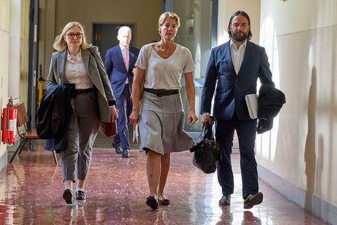 Christina Block (m.) mit ihren Verteidigern auf dem Weg ins Gericht. Foto: Georg Wendt/dpa