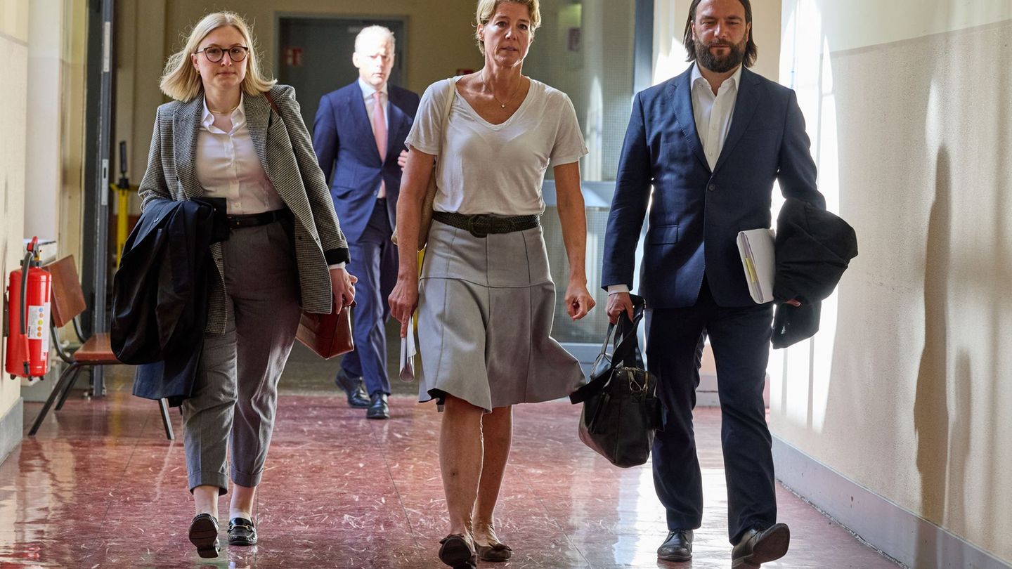 Christina Block (m.) mit ihren Verteidigern auf dem Weg ins Gericht. Foto: Georg Wendt/dpa