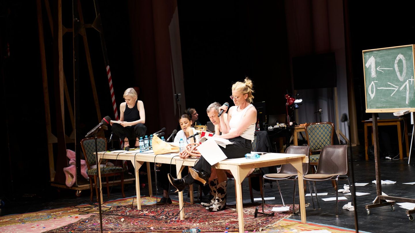 Die Schauspielerinnen Mavie Hörbiger (l-r), Azaria Dowuona-Hammond, Sebastian Rudolph und Caroline Petersund bei der Leseprobe v