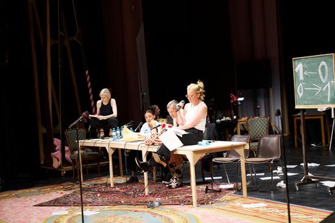 Die Schauspielerinnen Mavie Hörbiger (l-r), Azaria Dowuona-Hammond, Sebastian Rudolph und Caroline Petersund bei der Leseprobe v