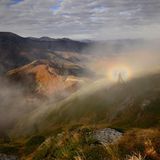 Naturphänomen: Nebel über den Bergen