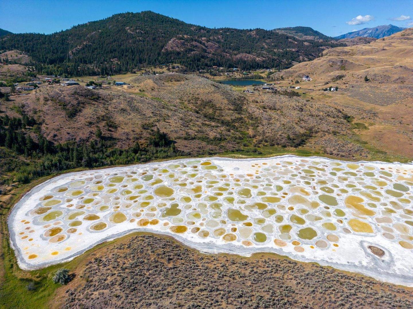 Naturphänomen: Ein Fleckensee wie eine Farbpalette