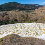 Naturphänomen: Ein Fleckensee wie eine Farbpalette