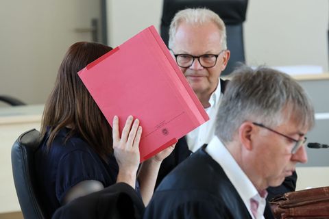 Die wegen Mordes an dem achtjährigen Fabian angeklagte Frau schweigt bislang zu den Vorwürfen. Foto: Bernd Wüstneck/dpa