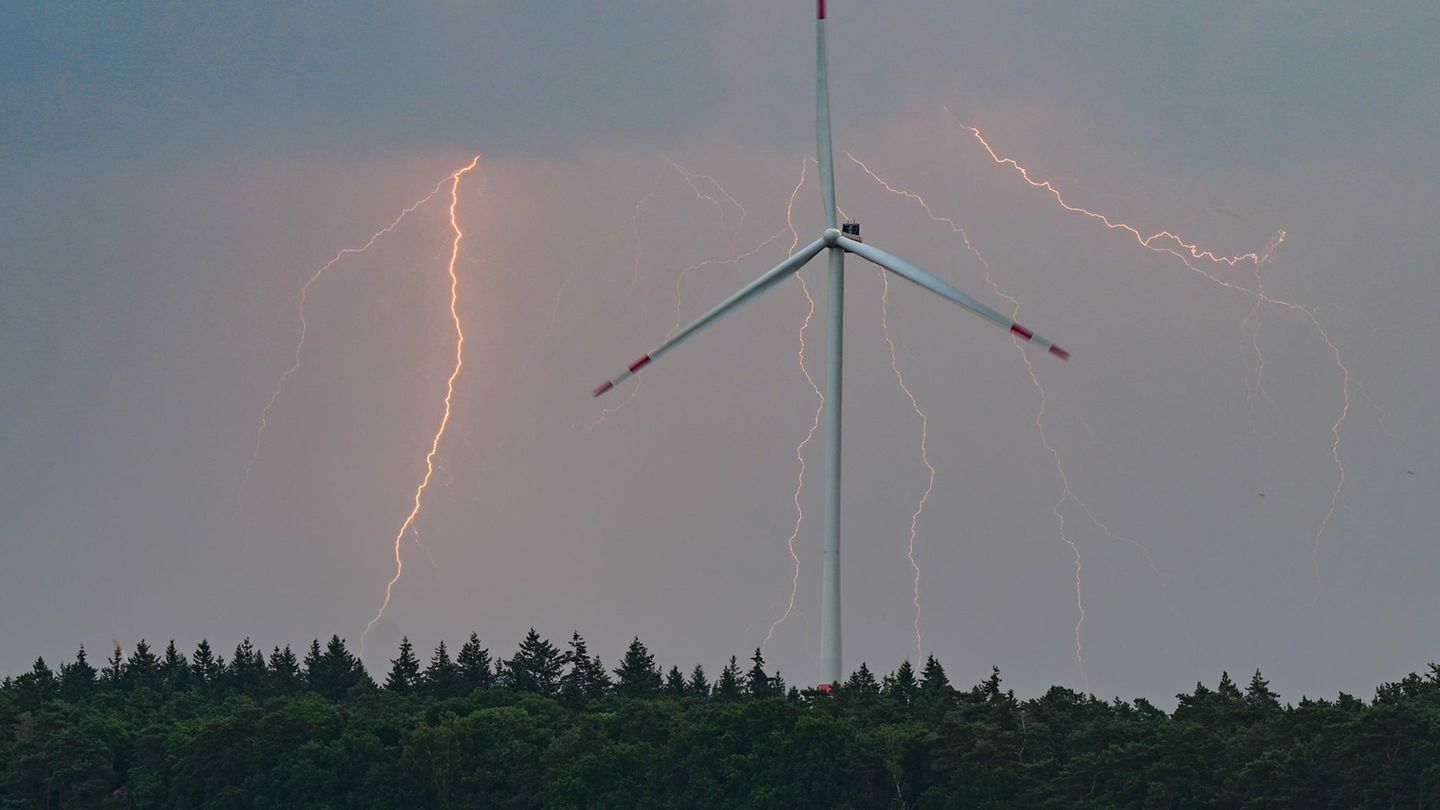 Der Wetterdienst sieht schwere Gewitter aufziehen. (Archivbild) Foto: Patrick Pleul/dpa