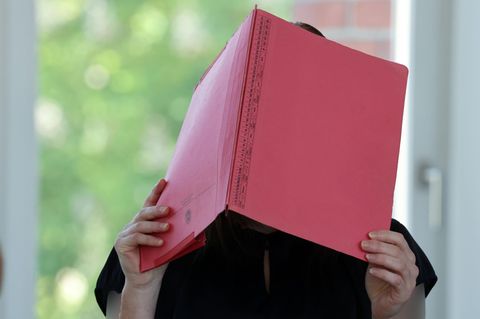Gina H., Angeklagte im Fall Fabian, verbirgt ihr Gesicht hinter einem roten Pappordner