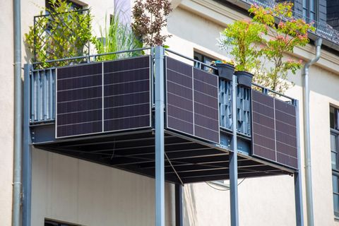 Solarpanels an einem Balkon eines Mehrfamilienhauses