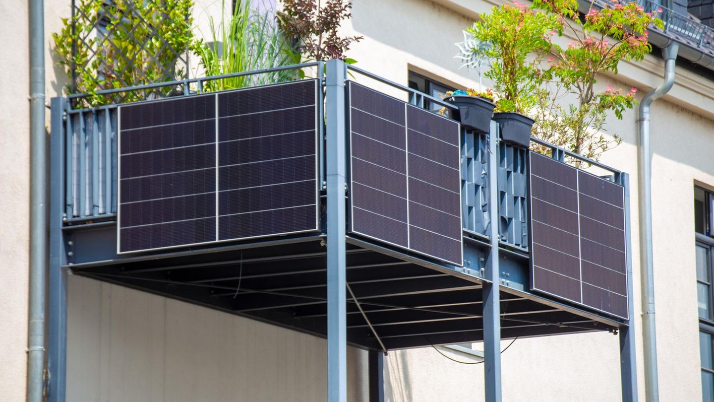 Solarpanels an einem Balkon eines Mehrfamilienhauses