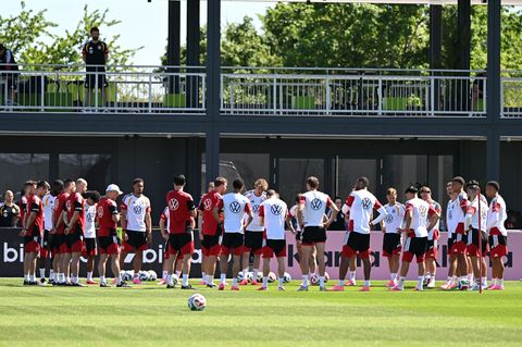 Die Nationalmannschaft trainiert erstmals in der WM-Vorbereitung auf dem Platz. Foto: Federico Gambarini/dpa