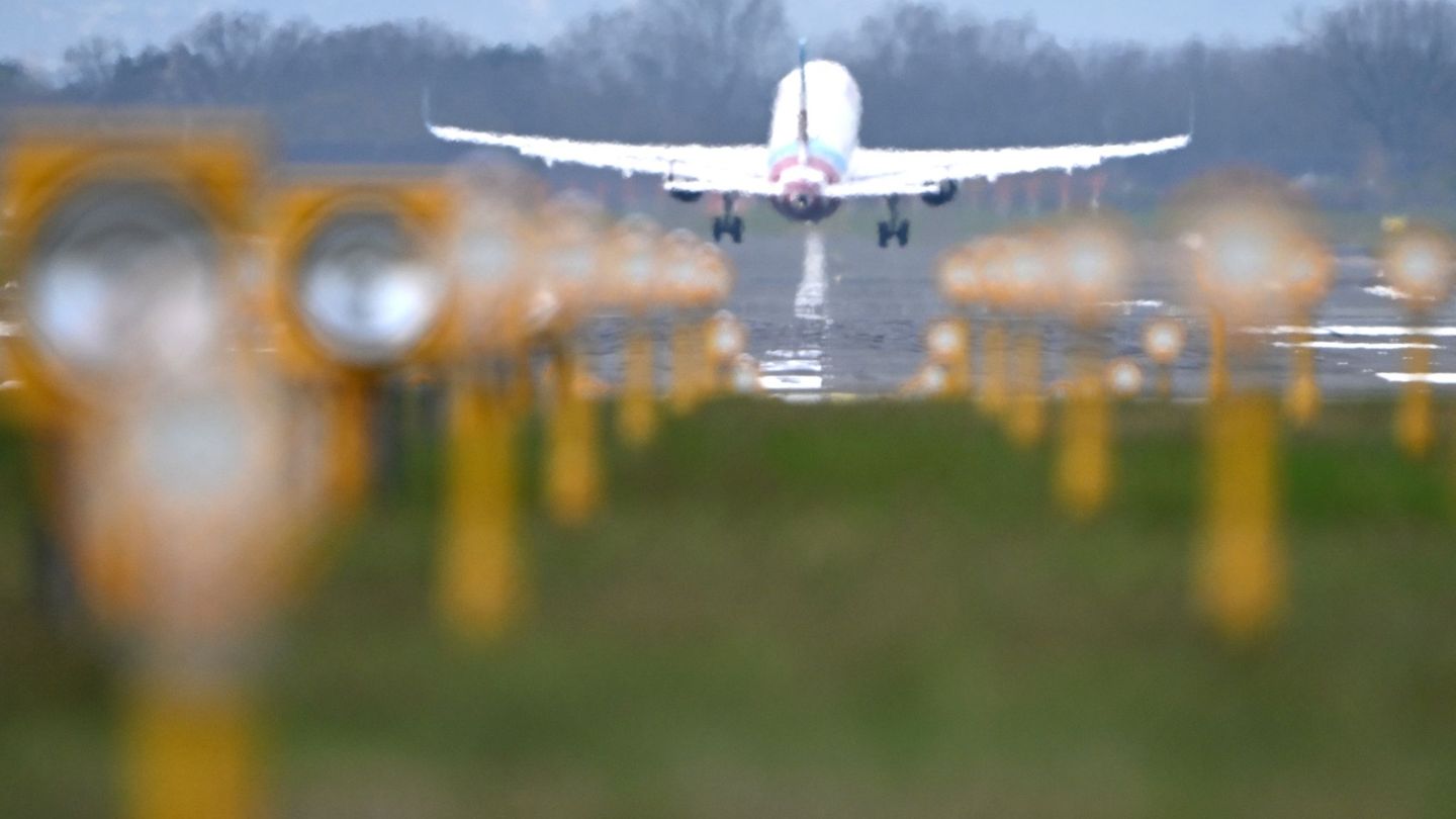 Millionen Menschen stiegen in NRW seit Jahresbeginn ein Flugzeug. (Symbolbild) Foto: Federico Gambarini/dpa