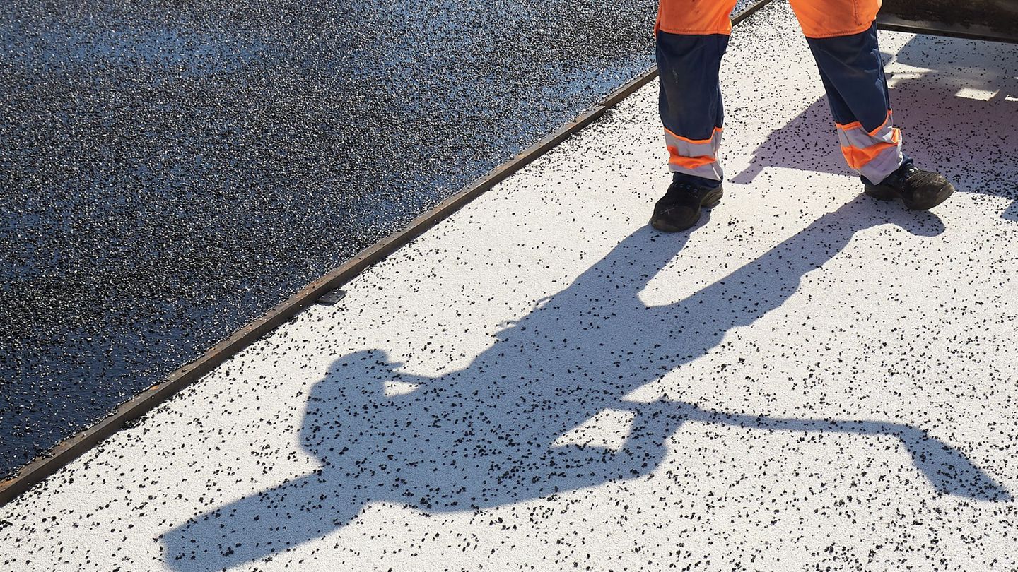 Auf der Baustelle für Straßenbau eskaliert ein Streit. (Symbolbild) Foto: Thomas Frey/dpa