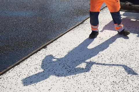 Auf der Baustelle für Straßenbau eskaliert ein Streit. (Symbolbild) Foto: Thomas Frey/dpa