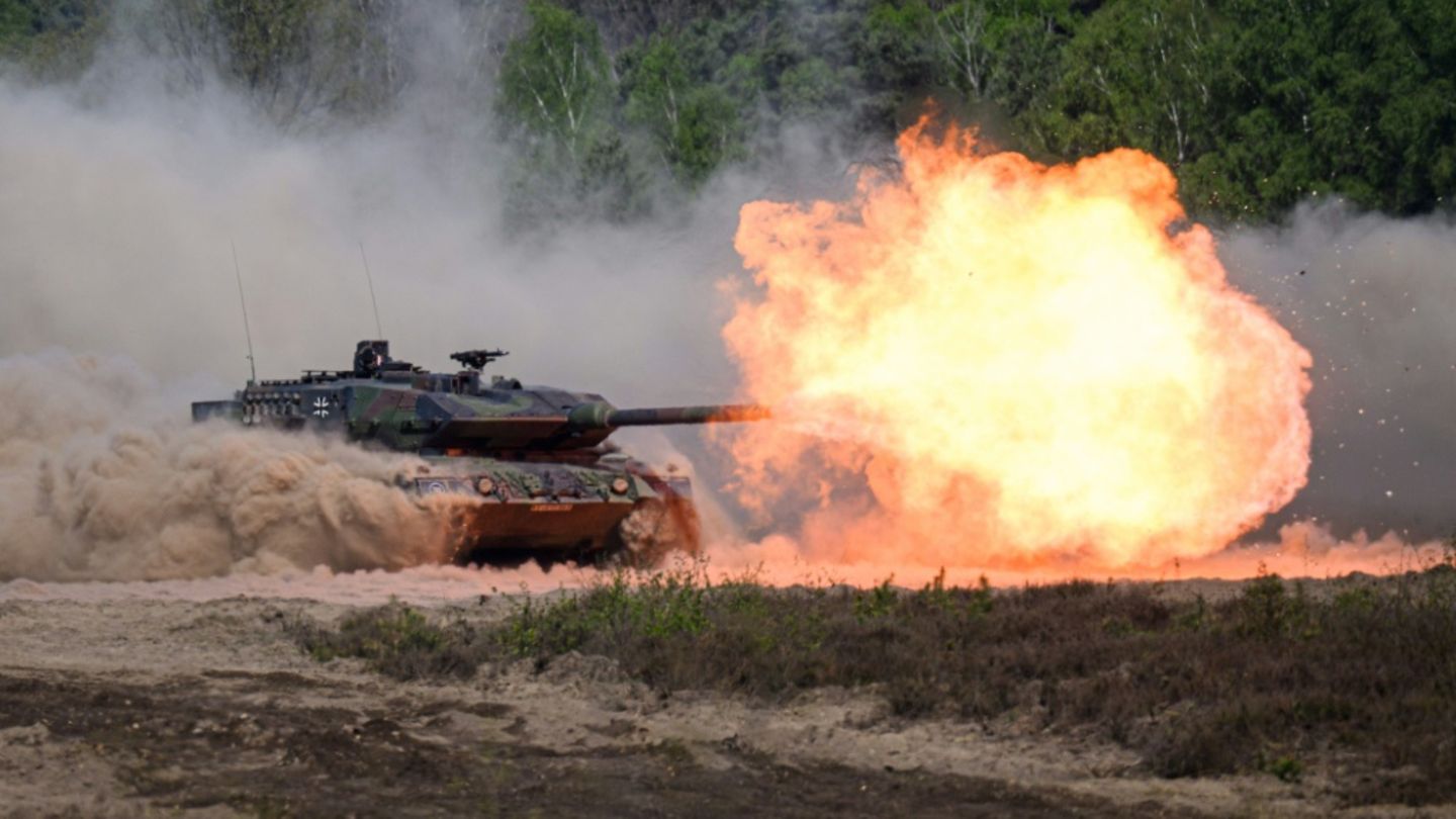 Leopard-2-Panzer bei Bundeswehrmanöver