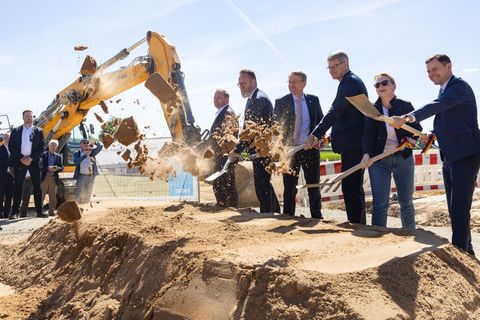 Erster Spatenstich für die A20 bei Bad Segeberg mit vereinten Kräften. Foto: Ulrich Perrey/dpa