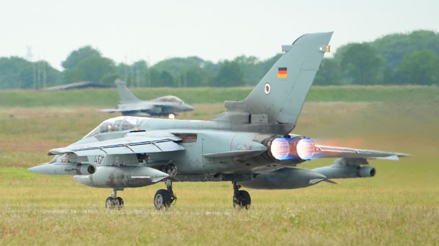 Sechs Tornado-Jets werden im Juni zu einer Militärübung am Flughafen Hamburg erwartet. (Archivbild) Foto: Marcus Brandt/dpa