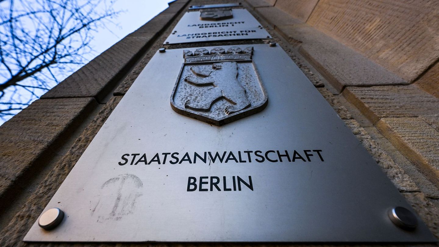 Die Staatsanwaltschaft Berlin erhebt Anklage gegen einen Mann, der auch als bekannte Dragqueen auftrat. (Symbolbild) Foto: Jens