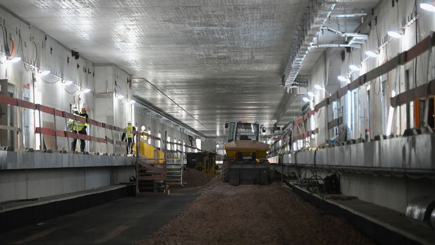 600 Meter - so lang ist der neue Tunnel der Hamburger U4. Foto: Katrin Luxenburger/dpa