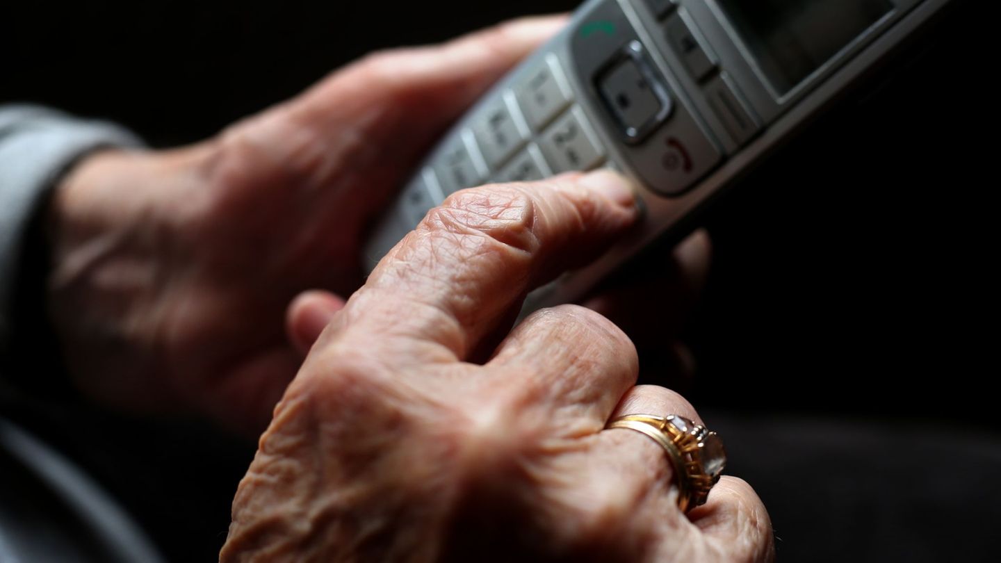 Die 90-Jährige wurde Opfer eines Callcenter-Betrugs. Mit diesem Begriff fasst die Polizei Taten zusammen, die als „Enkeltrick“,