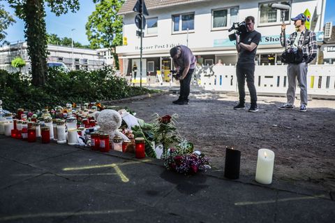 Zahlreiche Kerzen und Blumen an der Unfallstelle - die Autofahrerin soll ein Gerät zur Herzüberwachung getragen haben. Foto: Oli