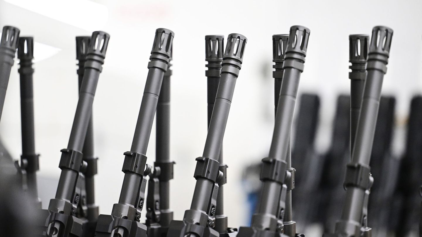 Stahl an Stahl: Die Läufe von Sturmgewehren in der Produktion von Heckler & Koch. Foto: Bernd Weißbrod/dpa
