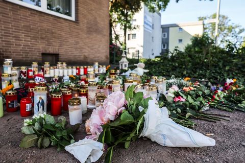 Blumen und Kerzen am Unfallort: In Dinslaken ist die Trauer nach dem Unfalltod zweier Kinder groß. Foto: Oliver Berg/dpa