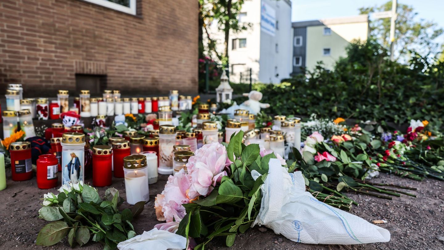Blumen und Kerzen am Unfallort: In Dinslaken ist die Trauer nach dem Unfalltod zweier Kinder groß. Foto: Oliver Berg/dpa