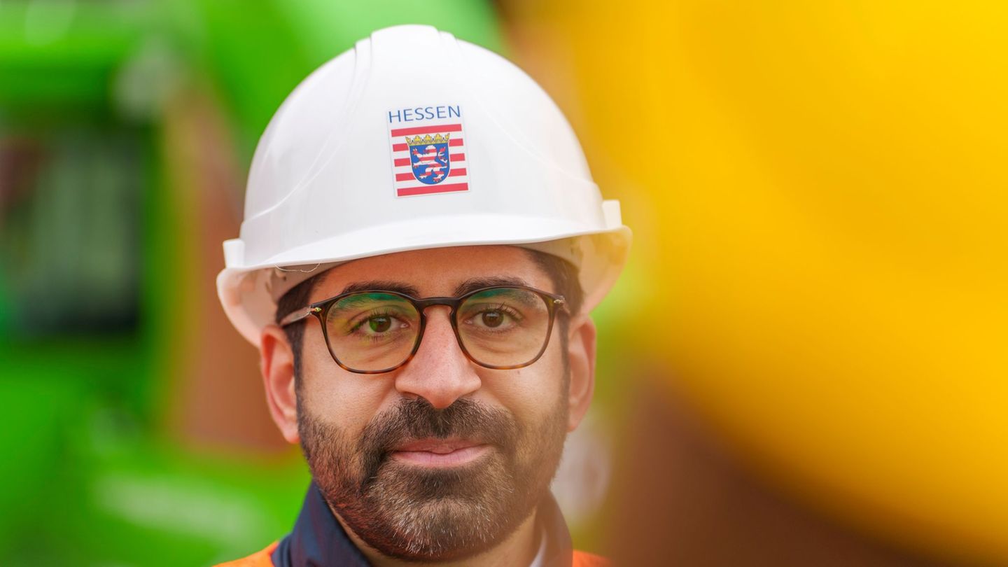 Hessens Verkehrsminister Kaweh Mansoori (SPD) hat eine Novelle des hessischen Straßengesetzes vorgestellt. (Archivbild) Foto: An